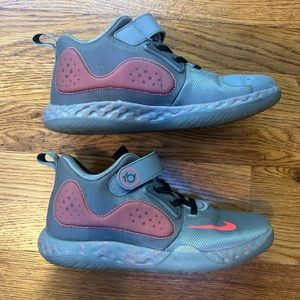 Nike kids sneakers size 2.5Y style AT5686-002